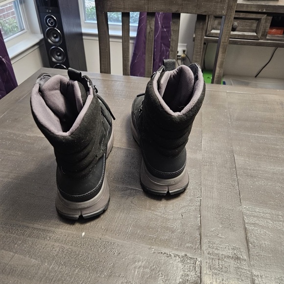 UGG- Mens 10 all weather and water resistant tactical style winter boot. - Picture 2 of 4